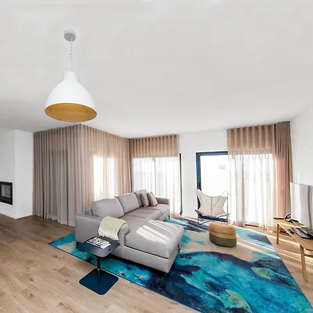 And The Sea אריסרייה