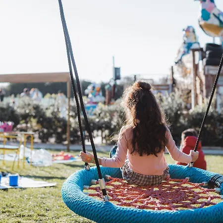 And The Sea אריסרייה