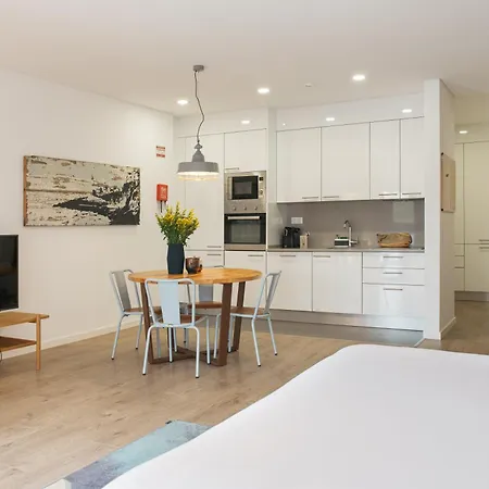 And The Sea מלון דירות אריסרייה