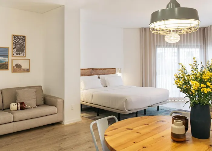 And The Sea アパートホテル